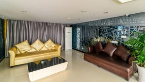 Una sala moderna con un sofá amarillo y un sofá marrón, ambos con cojines.