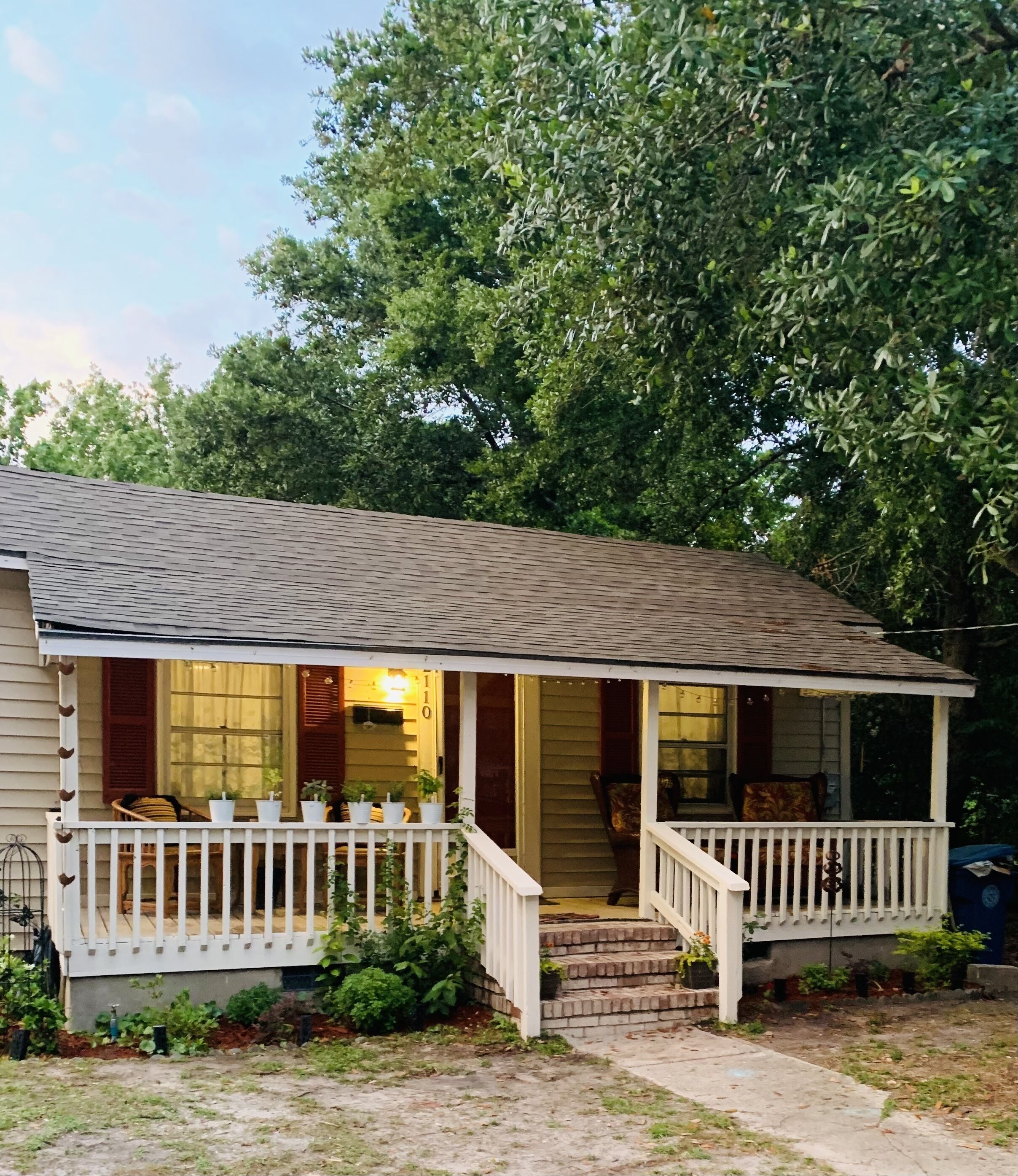 Cottage ~ Pet friendly ~FENCED big backyard ~ 5 mins to AB, Morehead & Beaufort 