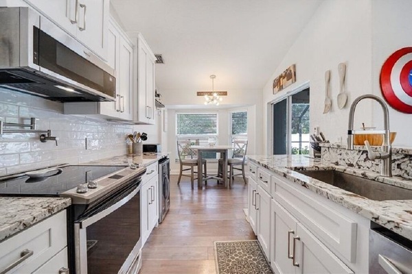 KĂŒhlschrank, Mikrowelle, Ofen, Herdplatte