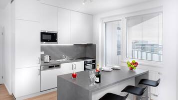 Kühlschrank, Mikrowelle, Ofen, Esstisch