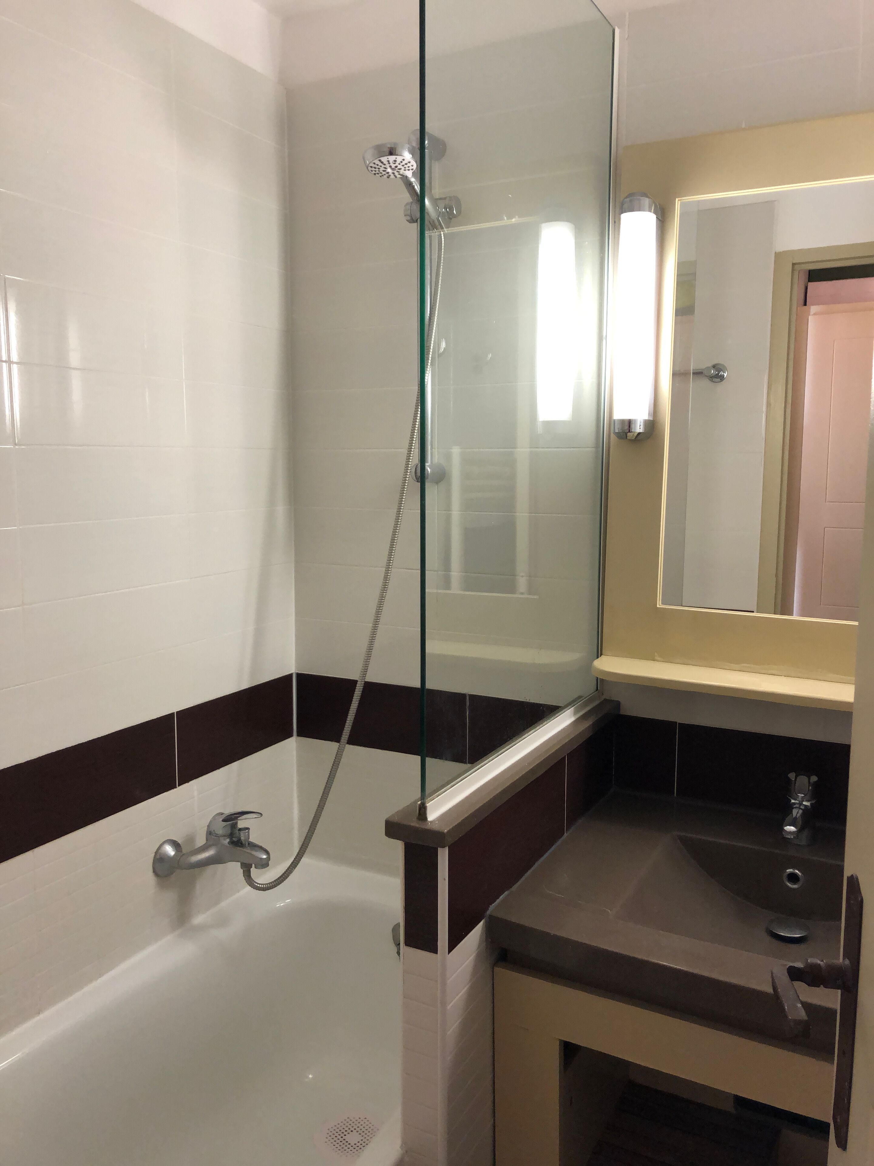 Badewanne, Haartrockner, Handtücher, Seife