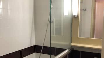 Badewanne, Haartrockner, Handtücher, Seife