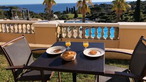 A table with breakfast items and a view of the sea. - Cap Esterel Agay - large garden - exceptional sea and pool views (Saint-Raphaël)