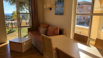 Smart-tv, videospil, bordtennisbord, bøger