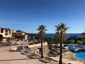 حمّام سباحة خارجي، حمّام سباحة مُدفَّأ