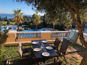 تناول الطعام بالخارج