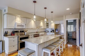 Fridge, microwave, oven, stovetop - Spacious waterview haven with decks, firepit, AC, WiFi, pool - walk to beach (Hilton Head)