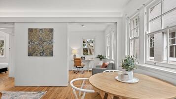 One Bedroom Apartment | Ruang tamu | 49 inci televisyen dengan digital