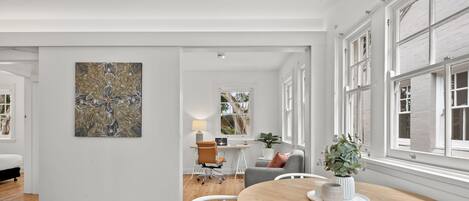One Bedroom Apartment | Woonruimte | Een 49-inch televisie met digitale zenders