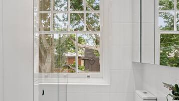 One Bedroom Apartment | Bilik Mandi | Pancuran mandi, kelengkapan dandanan diri percuma, pengering rambut