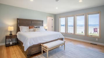 5 bedrooms, desk, iron/ironing board, travel cot