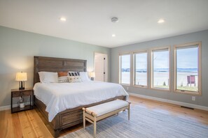 5 bedrooms, desk, iron/ironing board, travel crib