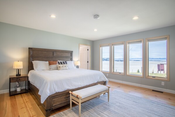 5 bedrooms, desk, iron/ironing board, travel cot