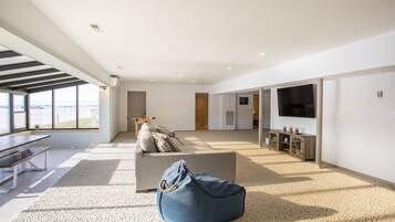 TV connectée, cheminée, espaces bureaux, imprimantes