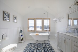 Kombinert dusj/badekar, hårføner, håndklær og såpe