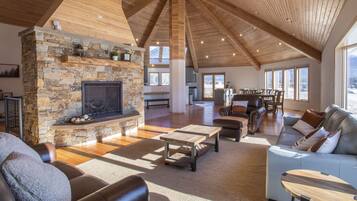 TV connectée, cheminée, espaces bureaux, imprimantes