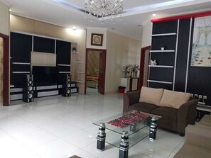 Interior - Terletak secara menarik di distrik Cisarua di Cisarua (Bogor)