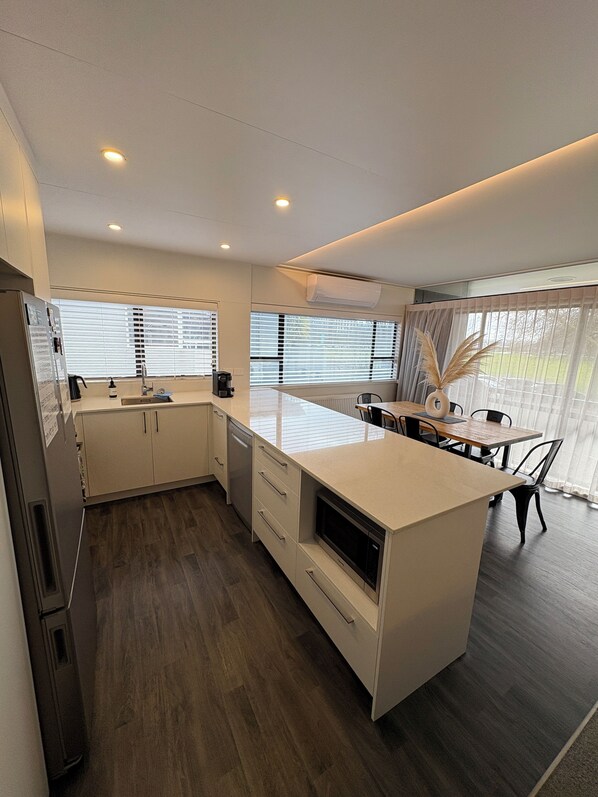 Frigorífico, microondas, horno y placa de cocina