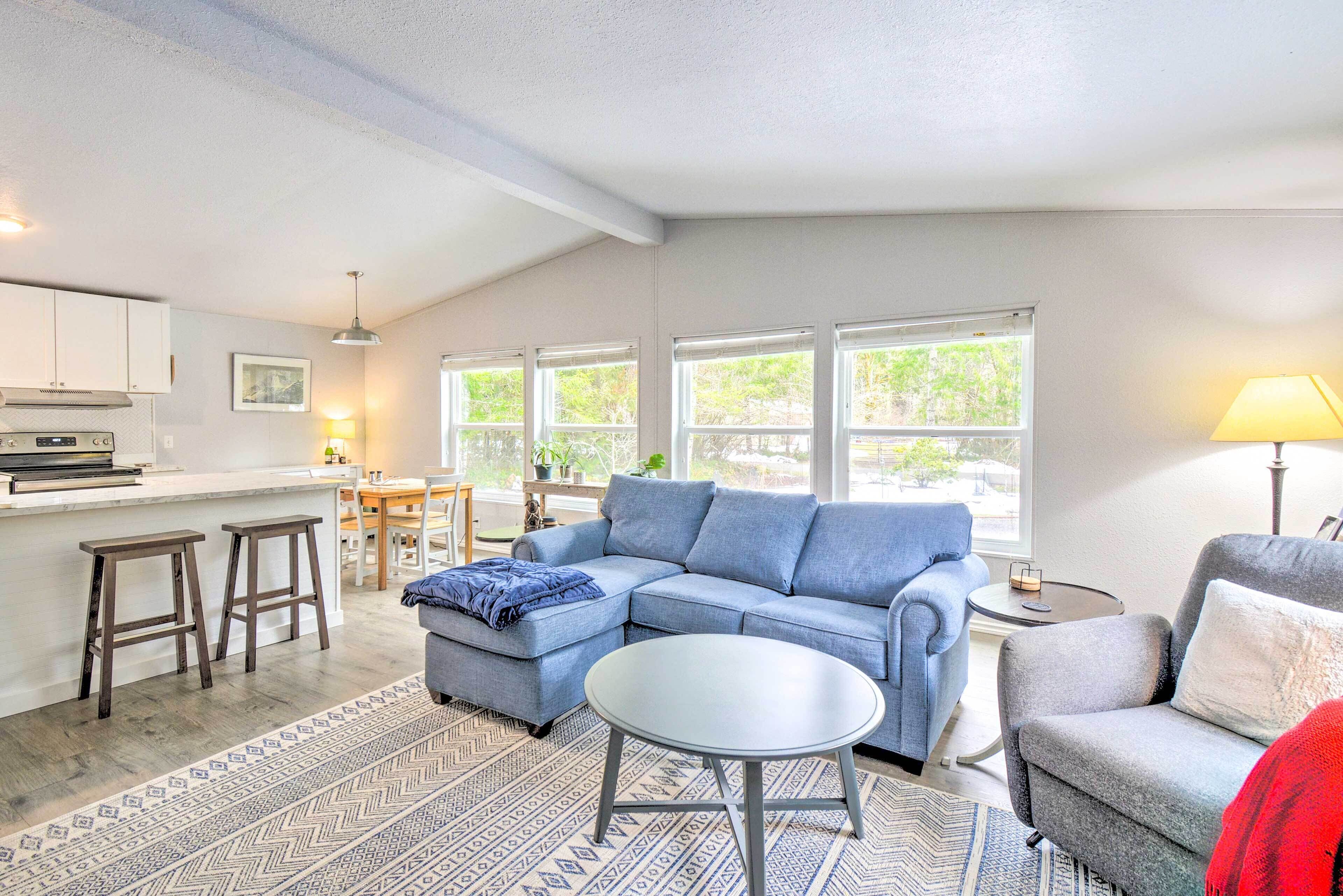 Modern Hoodsport Retreat w/ Grill, Near Lake!