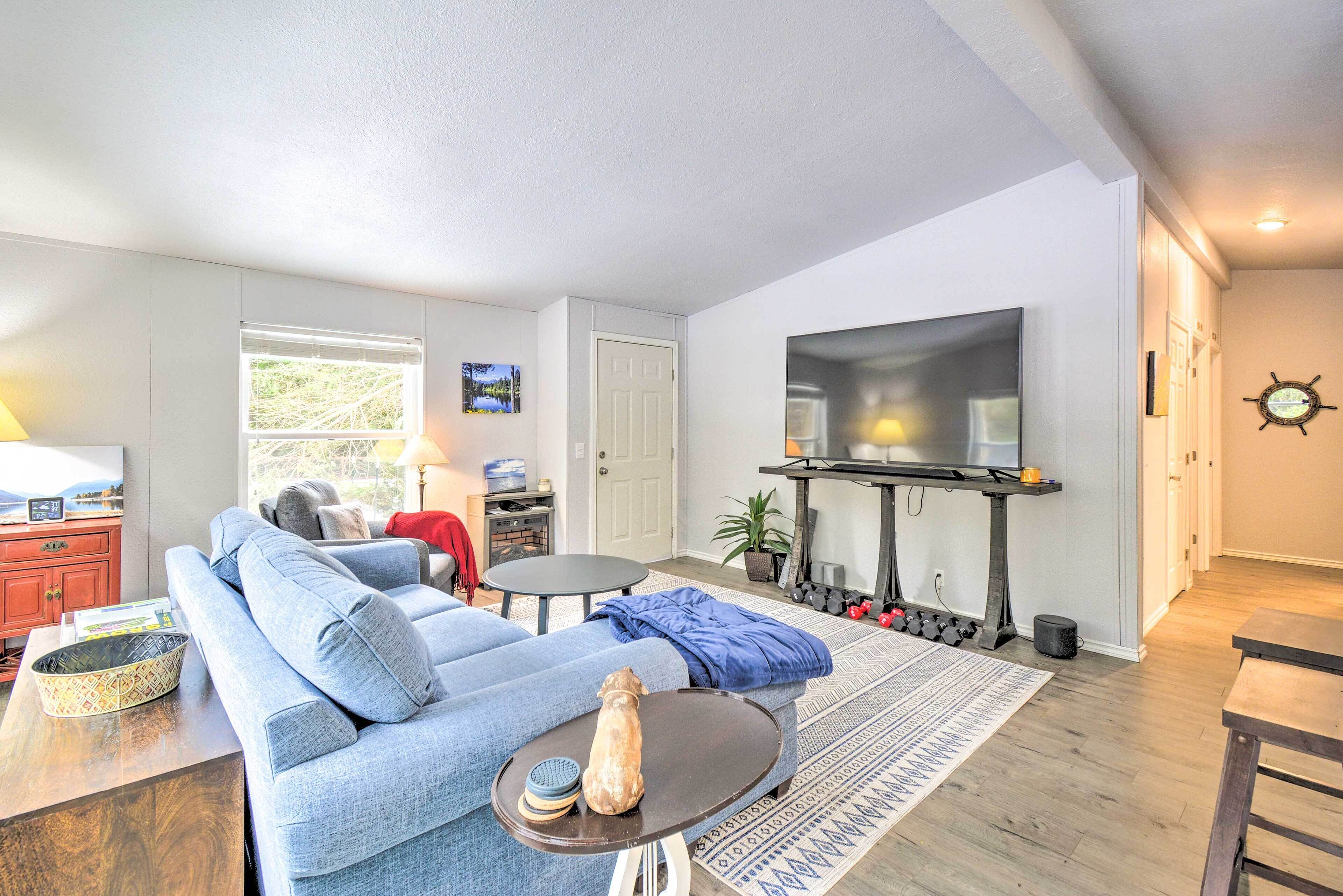 Modern Hoodsport Retreat w/ Grill, Near Lake!