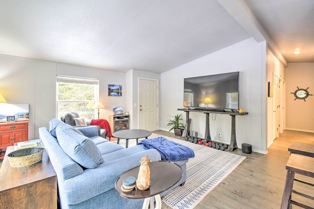 Modern Hoodsport Retreat w/ Grill, Near Lake!