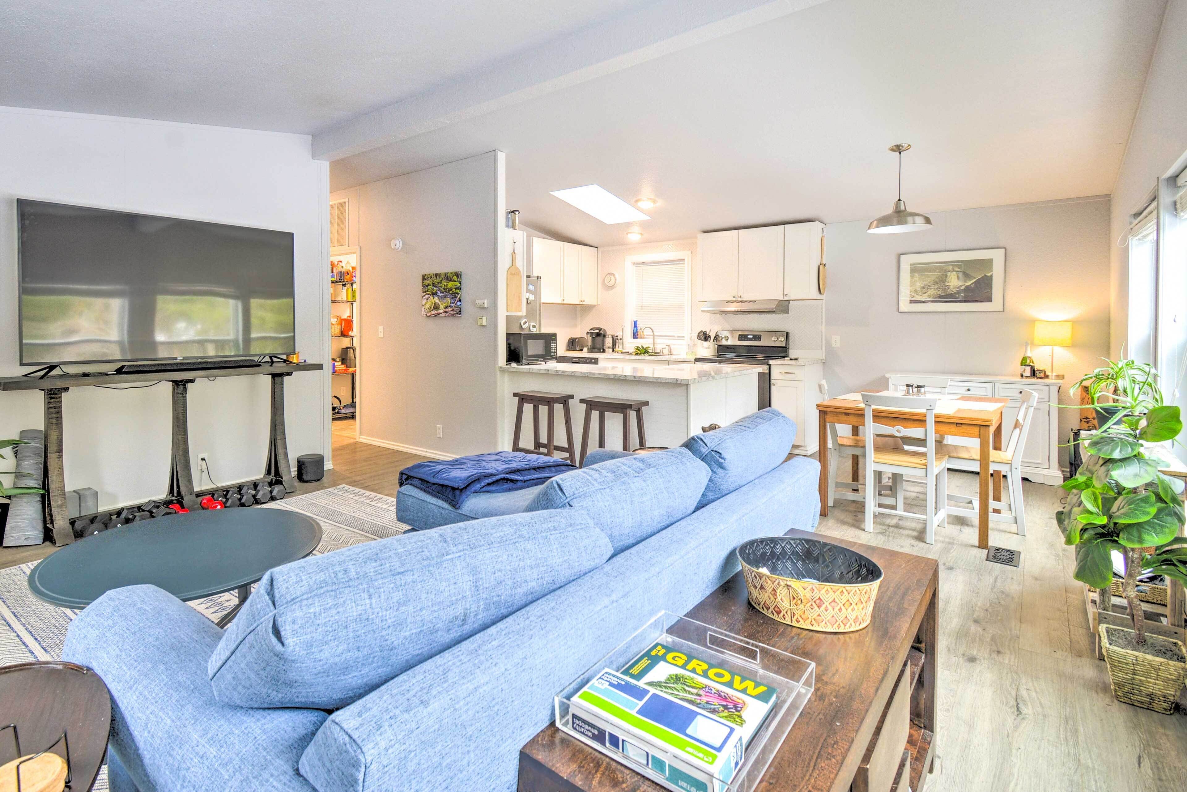 Modern Hoodsport Retreat w/ Grill, Near Lake!