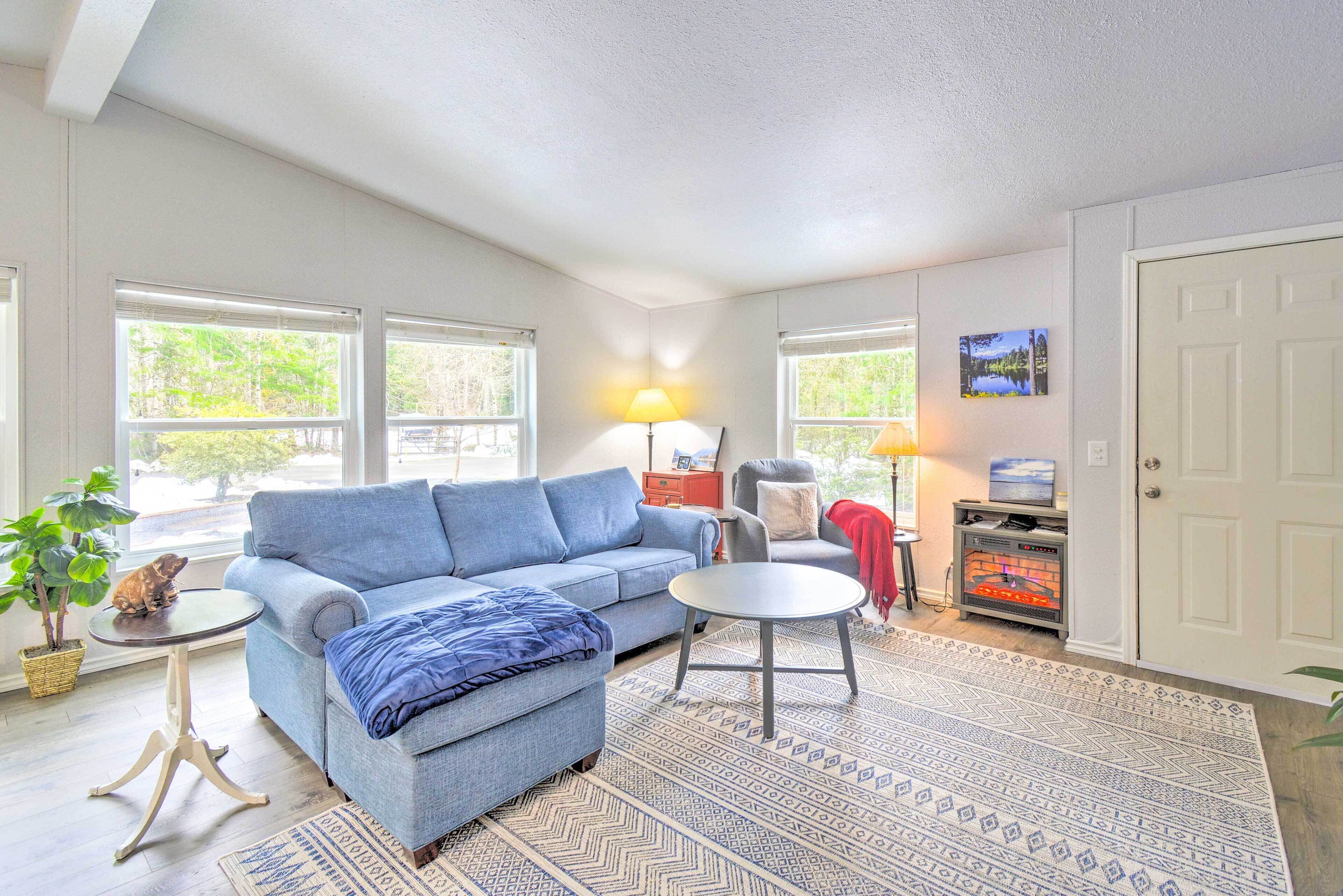 Modern Hoodsport Retreat w/ Grill, Near Lake!