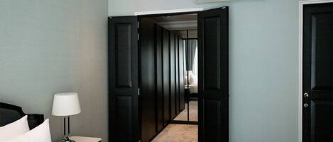 1 Schlafzimmer, Zimmersafe, Schreibtisch, Bügeleisen/Bügelbrett