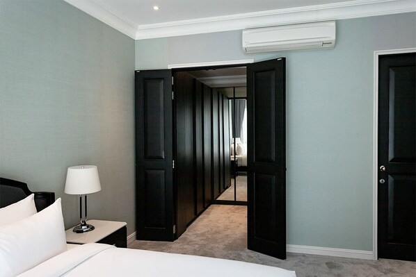 1 habitación, caja de seguridad en la habitación y escritorio