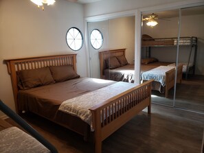 4 bedrooms, free WiFi, bed sheets - ROTARY PARK, LAUGHLIN/BULLHEAD CITY, RIVER RETREAT - RV HOOKUPS (Bullhead City)