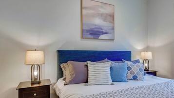 Escritorio, tabla de planchar con plancha, wifi y ropa de cama