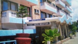 Un hotel con un letrero que dice "Wendy's Hotel Plaza".