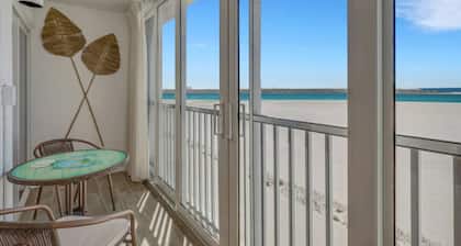 Gorgeous Condo! Dazzling Gulf View, Sprawling Beachfront, Pool, Beach Gear, Free Parking & Wifi!