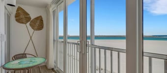 Gorgeous Condo! Dazzling Gulf View, Sprawling Beachfront, Pool, Beach Gear, Free Parking & Wifi!