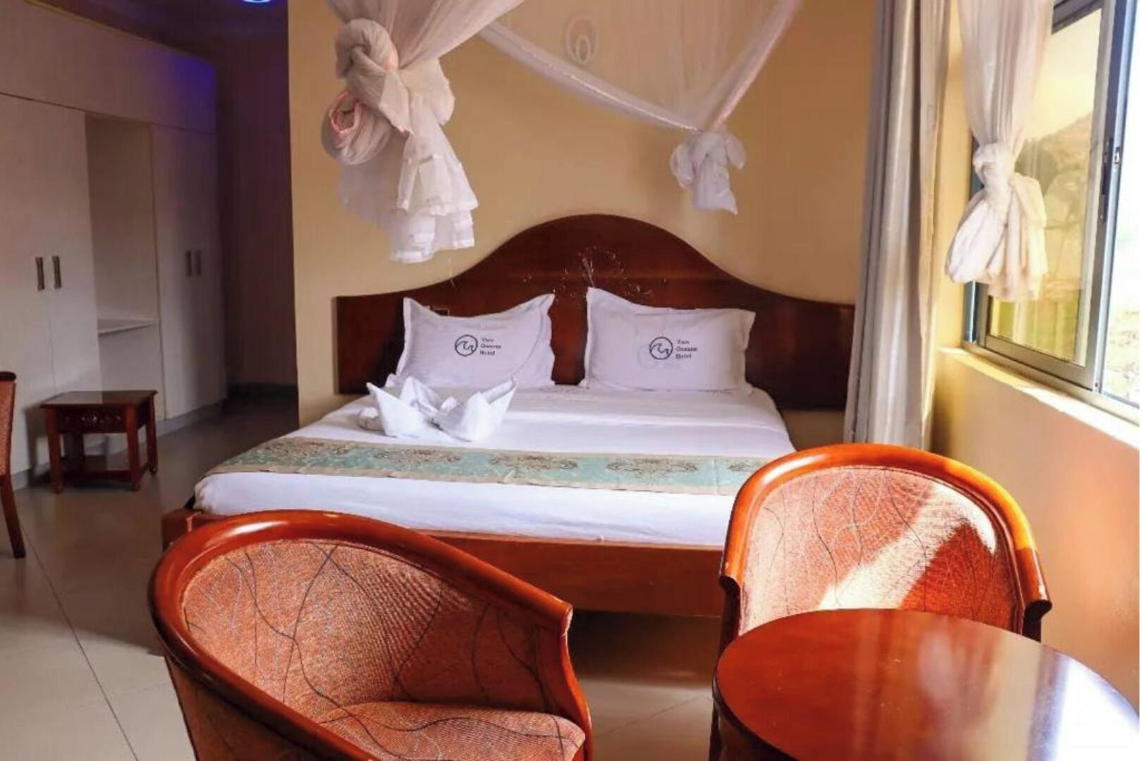 Lydisolert og sengetøy