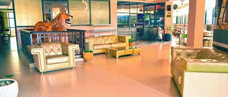 Coin salon dans le hall