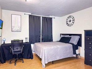 3 Schlafzimmer, Schreibtisch, Bügeleisen/Bügelbrett, Reisekinderbett