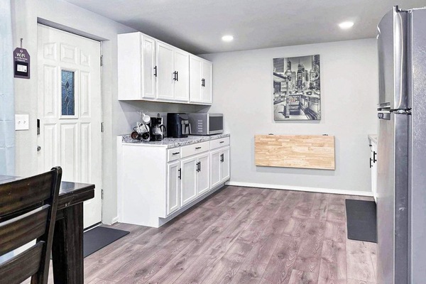 Frigorífico, microondas, horno y placa de cocina