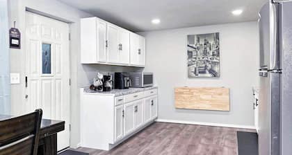 Pennwood Guesthouse Private Basement Suite