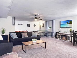 Smart TV, chimenea, futbolito y tenis de mesa