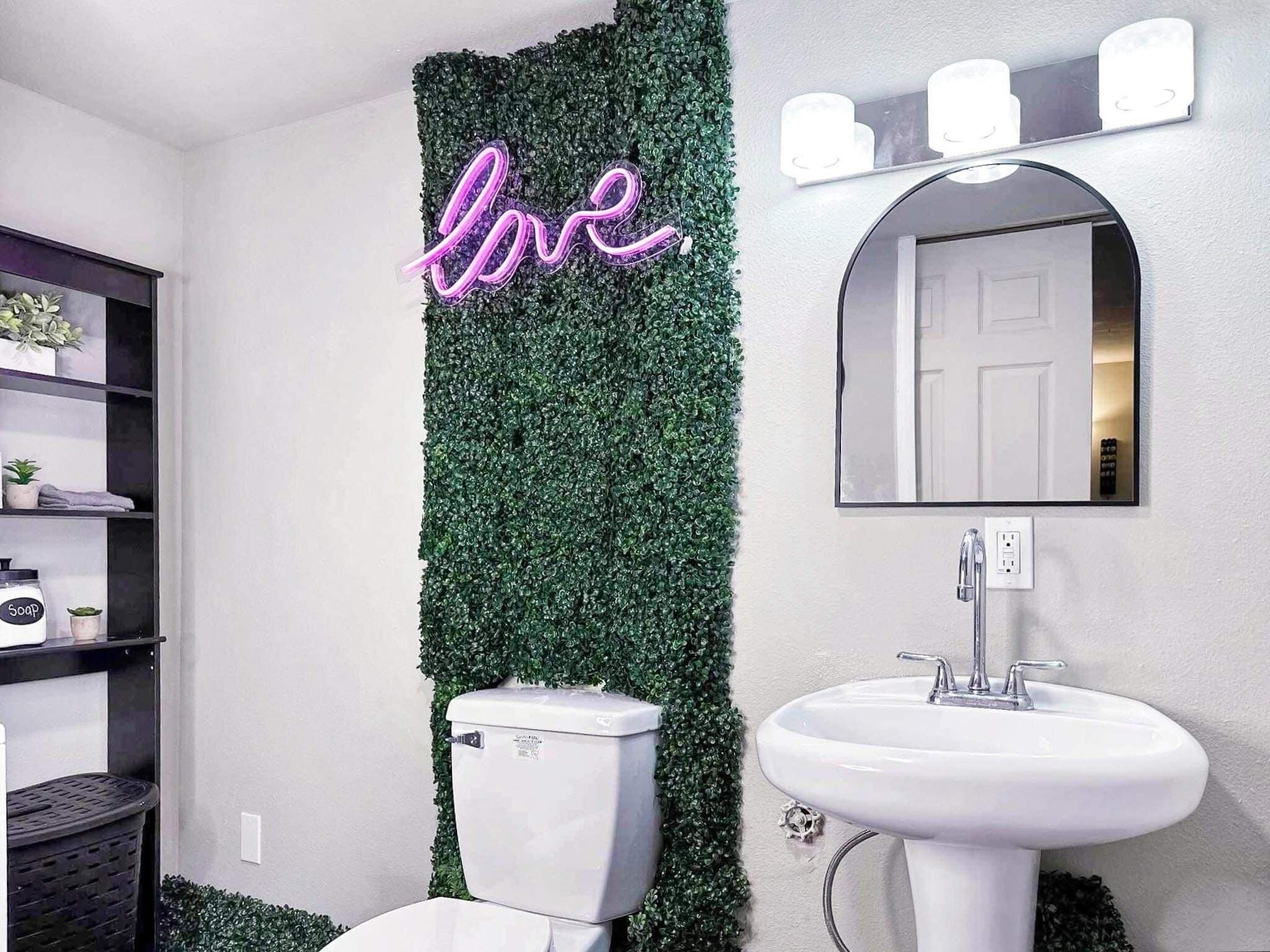Sèche-cheveux, serviettes fournies, savon, shampoing