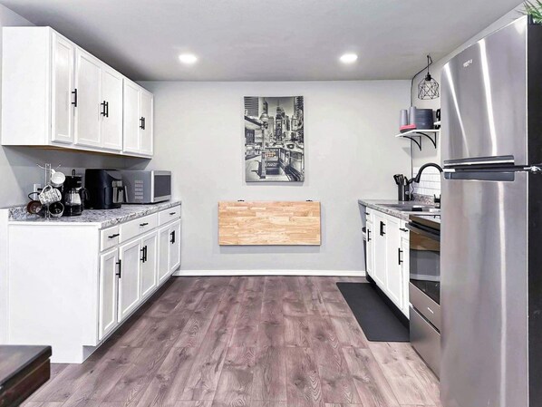 Kühlschrank, Mikrowelle, Ofen, Herdplatte