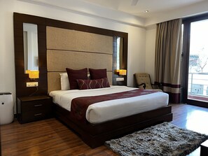 Studio | In-room safe, desk, laptop workspace, soundproofing - Yuhi Suites (Gurugram)