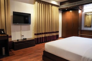 Deluxe Room | In-room safe, desk, laptop workspace, blackout drapes - Yuhi Suites (Gurugram)