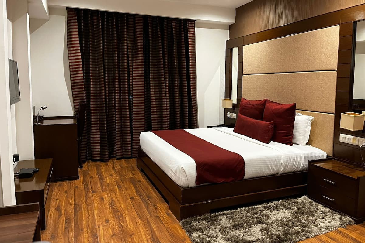 Stüdyo | Odada kasa, masa, dizüstü bilgisayar çalışma alanı, ses yalıtımı