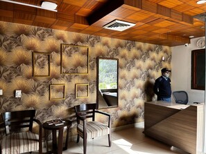 ฝ่ายต้อนรับ