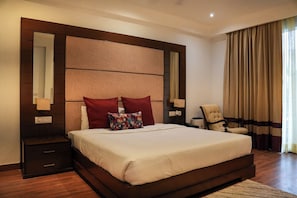 Suite | In-room safe, desk, laptop workspace, blackout drapes - Yuhi Suites (Gurugram)