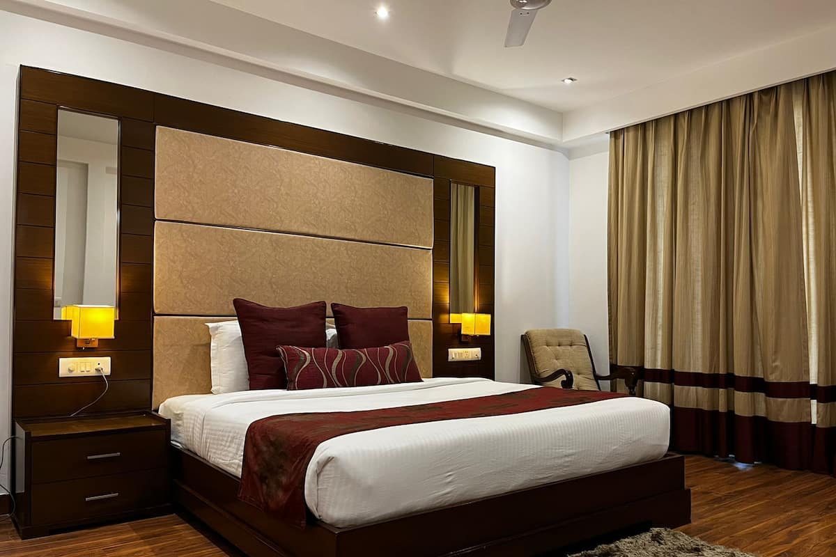 Odada kasa, masa, dizüstü bilgisayar çalışma alanı, ses yalıtımı