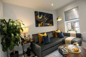 TV - North Finchley N12 - Chic 3Bed/2Bath Duplex Flat with Parking and Free WIFI (London)