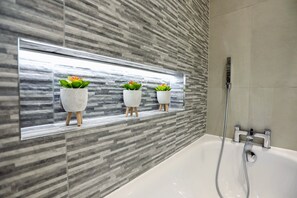 Shower - North Finchley N12 - Chic 3Bed/2Bath Duplex Flat with Parking and Free WIFI (London)